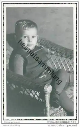 Kleiner Junge im Korbsessel - Foto-AK 40er Jahre