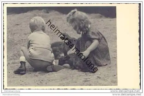 Kinder und Hasen - Kaninchen - Foto-AK 40er Jahre
