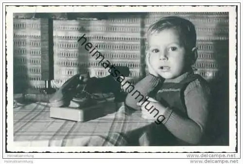 Junge mit Telefon - Foto-AK 40er Jahre