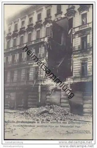 Berlin während des Generalstreiks - Durch Artilleriefeuer zerstörtes Haus am Straussberger Platz