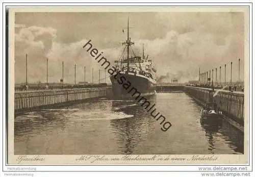 Ijmuiden - M. S. Johan van Oldenbarnevelt in de nieuwe Noordersluis