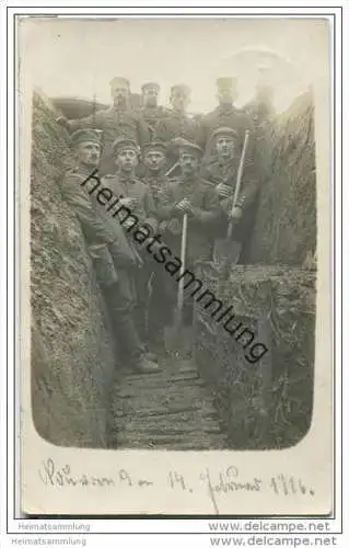 Soldaten im Laufgraben - Foto-AK