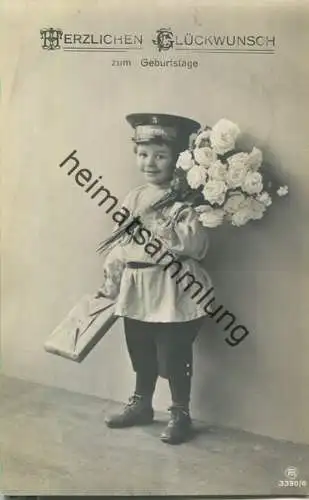 Geburtstag - Kind in Uniform mit Rosen