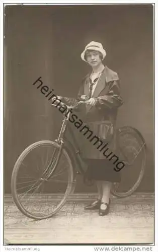 Frau mit Fahrrad - Foto-AK