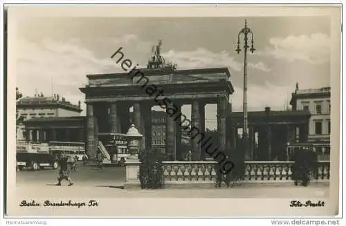 Berlin - Brandenburger Tor - Bus - Foto-AK Handabzug