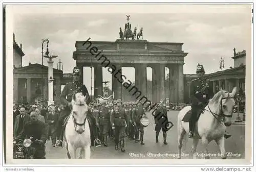 Berlin - Aufziehen der Wache - Brandenburger Tor - Foto-AK