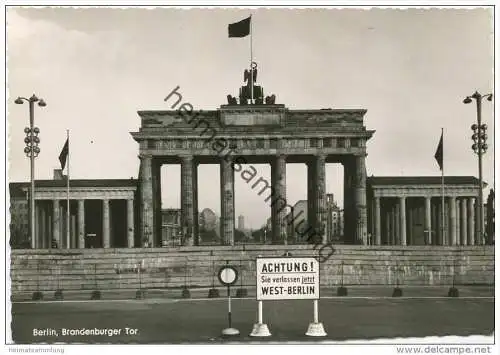 Berlin - Brandenburger Tor - Achtung! Sie verlassen jetzt WEST-BERLIN - Foto-AK Grossformat - Verlag Kunst und Bild Berl