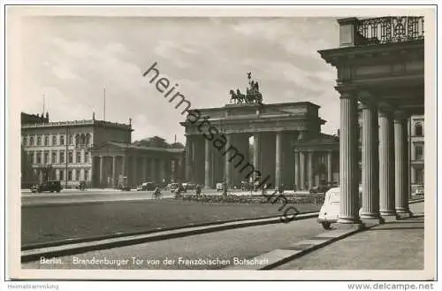 Berlin - Brandenburger Tor von der Französischen Botschaft - Foto-AK - Verlag Ferd. Ashelm KG Berlin