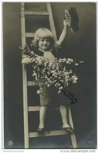 Kind auf der Leiter mit Blumen - Foto-AK