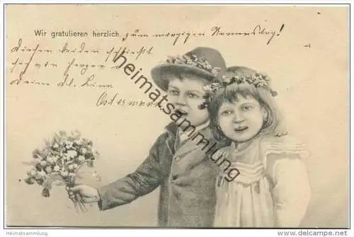 Zwei Kinder mit Blumenstrauss