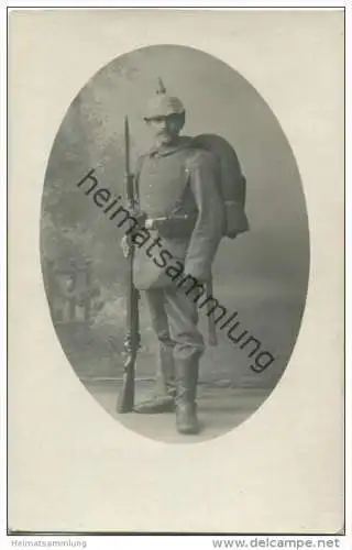 Soldat in Uniform - Foto-AK - Atelier Germania Augsburg Bahnhofstr. 12 1/2