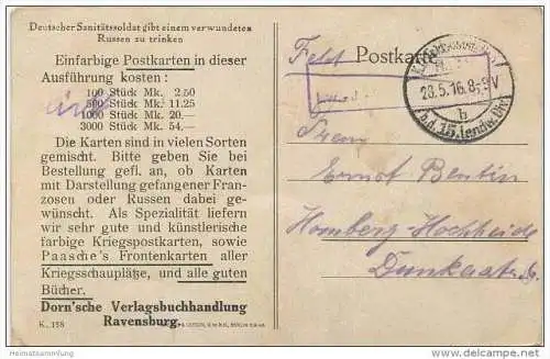 Deutscher Sanitätssoldat gibt einem verwundeten Russen zu trinken - Feldpost