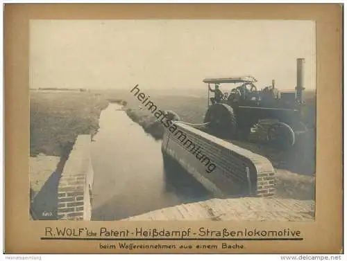 R. Wolf 'sche Patent Heissdampf Strassenlokomotive beim Wassereinnehmen aus einem Bache - R. Wolf A.G. Magdeburg-Buckau