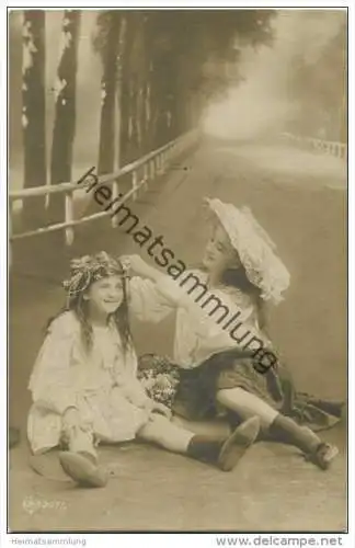 Zwei Mädchen - Foto-AK