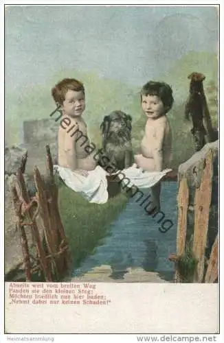 Kinder mit Hund beim Baden