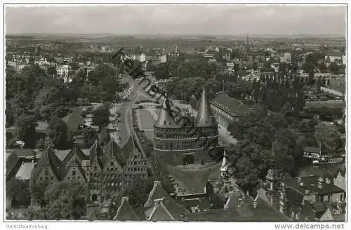 Lübeck - Blick vom Aussichtsturm St. Petri auf das Holstentor - Foto-AK 50er Jahre