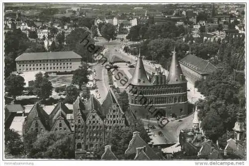 Lübeck - Blick auf Holstentor und Salzspeicher - Foto-AK 50er Jahre