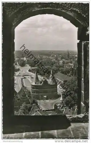 Lübeck - Blick vom Aussichtsturm St. Petri auf das Holstentor - Foto-AK 50er Jahre