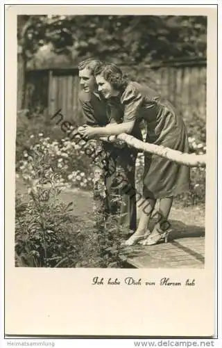 Paar im Garten - Ich hab Dich von Herzen lieb! - Foto-AK