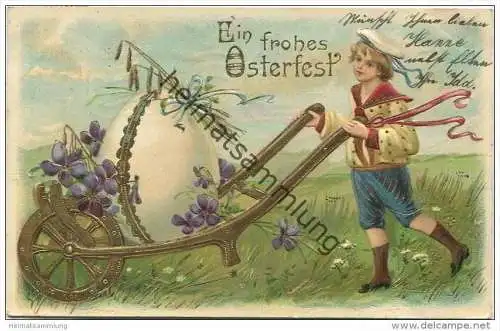 Ein frohes Osterfest - Junge im Matrosenanzug mit Schubkarre Ei und Veilchen - Prägedruck