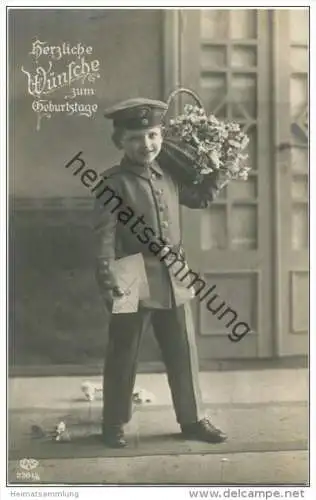 Junge in Uniform mit Blumenkorb und Briefen - Foto-AK