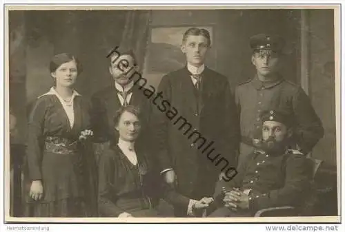 Gruppenfoto mit Soldaten - Foto-AK