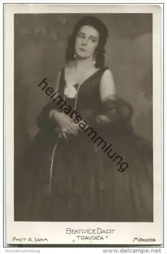 Beatrice Dart in Traviata - Opernsängerin