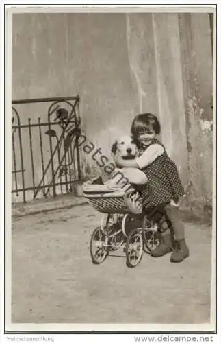 Kinder - Kleines Mädchen - Kinderwagen - Hund - Foto-AK ca. 1930