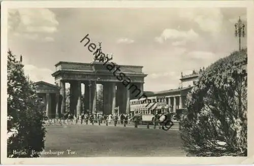 Berlin - Brandenburger Tor - BVG-Bus - Foto-Ansichtskarte