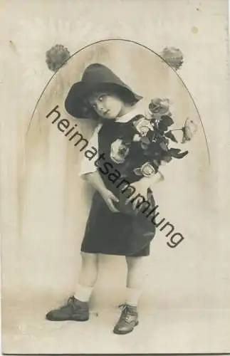 Kind - Blumen - Foto-AK - Feldpost gel. 1915