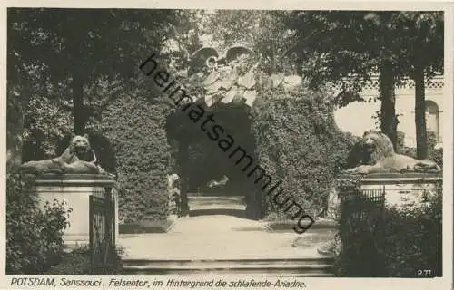 Potsdam - Sanssouci - Felsentor im Hintergrund die schlafende Ariadne - Foto-AK 30er Jahre - Verlag Ludwig Walter Berlin
