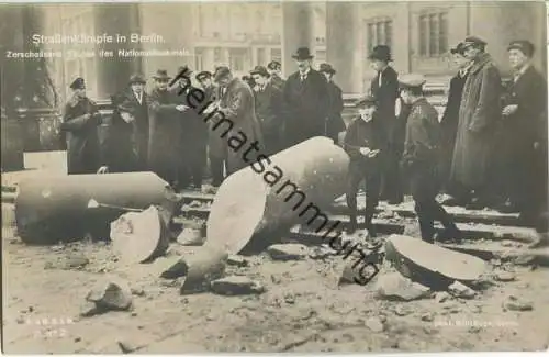 Strassenkämpfe in Berlin - Zerschossene Säulen des Nationaldenkmals - Foto-Ansichtskarte