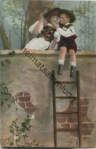 Junge und Mädchen sitzen auf einer Mauer - Künstler-Ansichtskarte