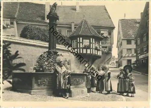 Pfullendorf - Brunnen - Frauen in Tracht - Foto-Ansichtskarte