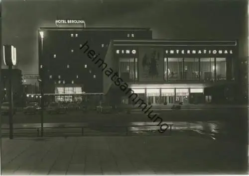 Berlin - Kino International und Hotel Berolina bei Nacht - Foto-Ansichtskarte 60er Jahre - Dick-Foto