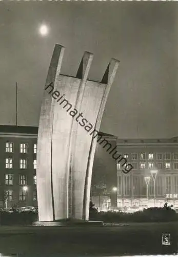 Berlin - Denkmal am Platz der Luftbrücke - Nachtaufnahme - Foto-Ansichtskarte 60er Jahre - Verlag Klinke & Co. Berlin