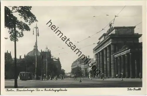 Berlin - Brandenburger Tor und Reichstagsgebäude - Foto-Ansichtskarte 30er Jahre