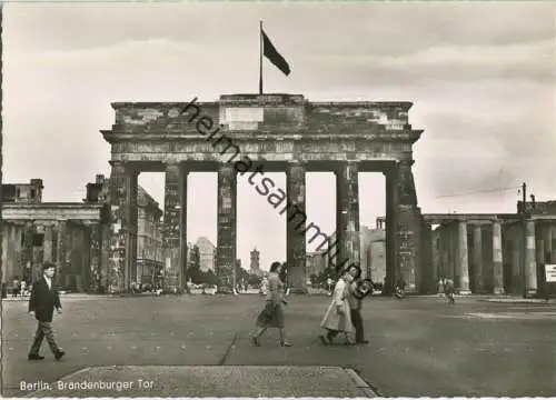 Berlin - Brandenburger Tor - Fußgänger - Foto-Ansichtskarte
