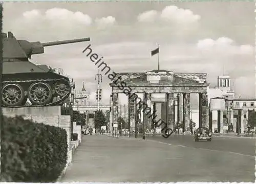 Berlin - Brandenburger Tor - Panzer - Mercedes - Foto-Ansichtskarte - Verlag Hans Andres Berlin