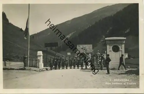 Brenner (Brennero) - Alza bandiera al Confine - Foto-AK Vera fotografia
