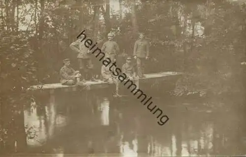 Soldatengruppe auf einer Brücke - Foto-AK - Feldpost - Landw.-Feldlazarett Nr. 24 gel. 1916