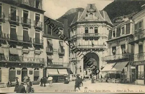 Cauterets - La Place Saint-Martin - Hotel du Parc
