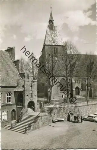 Mölln - St. Nicolai-Kirche mit Rathaustreppe und Gerichtslaube - Foto-AK - Verlag Schöning & Co. Lübeck