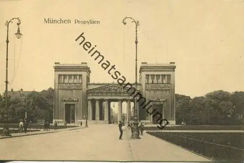 München - Propyläen - Lampenputzer
