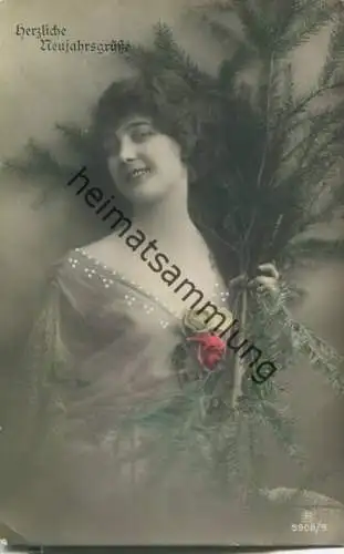 Herzliche Neujahrsgrüße - Frau mit Tannenzweig