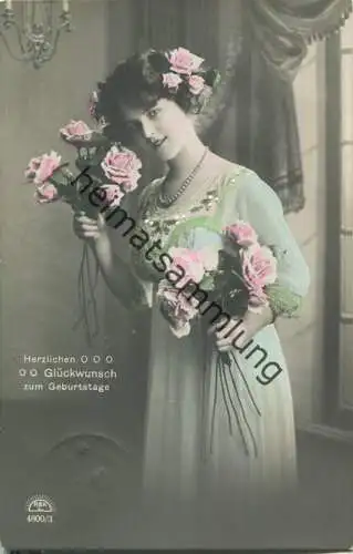 Herzlichen Glückwunsch zum Geburtstage - Frau mit Blumenstrauss