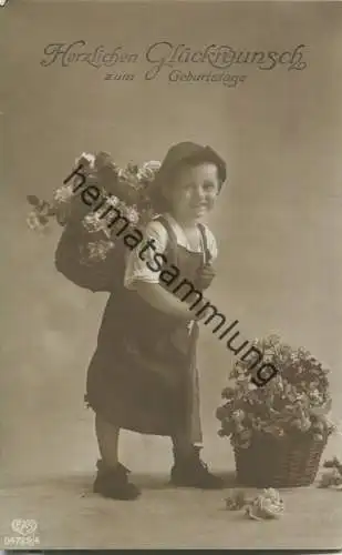 Herzlichen Glückwunsch zum Geburtstage - Junge mit Blumenkörben