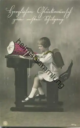 Erster Schulgang - Mädchen mit Schultüte