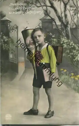 Erster Schulgang - Junge mit Schultüte