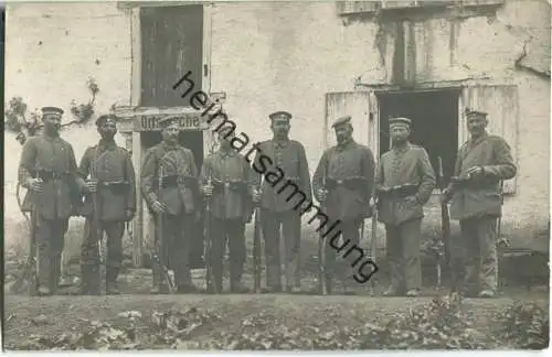 Soldatengruppe mit Gewehr